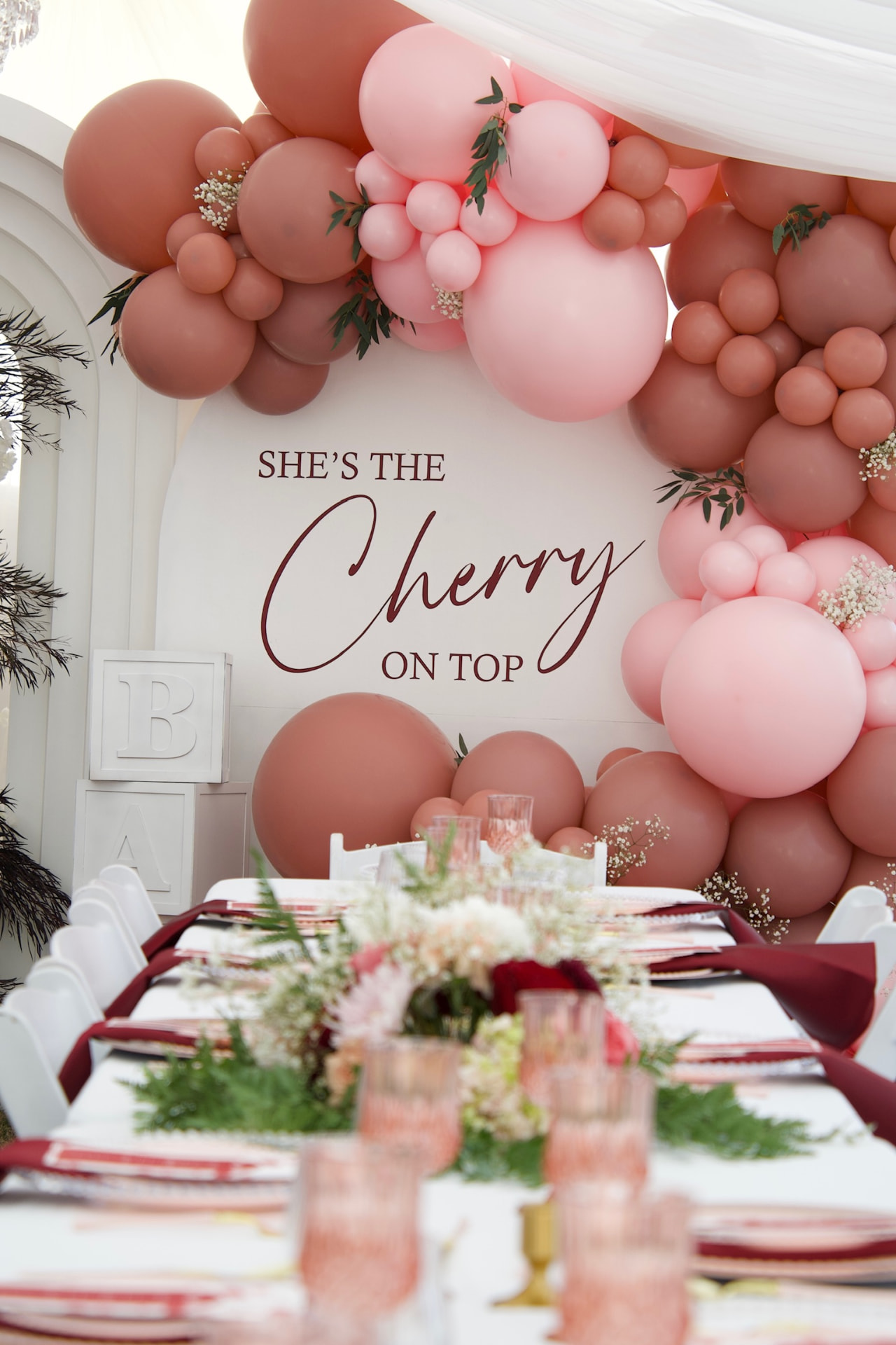 Styled event table with a sculpted balloon and floral installation
